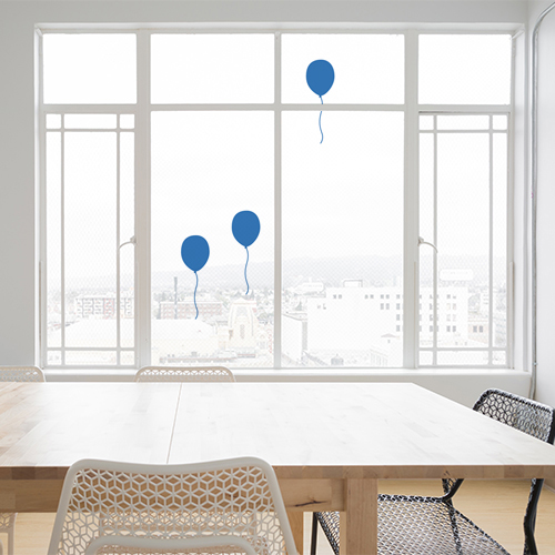 Déco de vitres pour un anniversaire, ballons bleux électrostatiques pour vitres et surfaces vitrées.