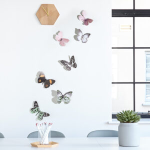 Sticker autocollant Papillons réalistes sur un mur blanc avec une horloge marron