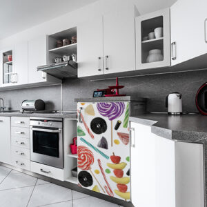 Cuisine moderne avec mini frigo et sticker "Bonbons"