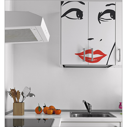 Sticker autocollant Marilyn dans une cuisine moderne gris et blanche repositionnable et simple à coller