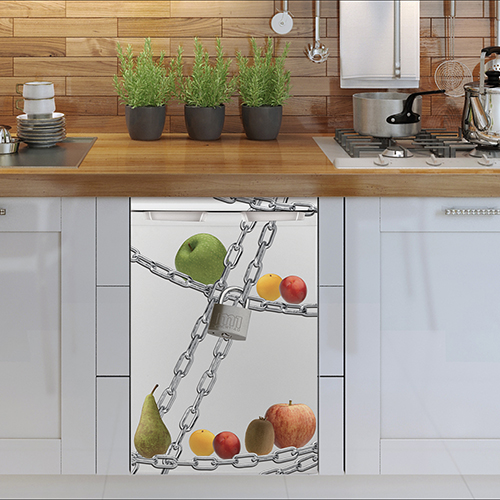 Cuisine équipée avec mini réfrigérateur décoré par autocollant 