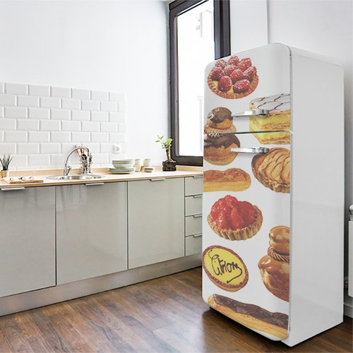 Sticker patisserie pour frigo américain dans une cuisine moderne et lumineuse