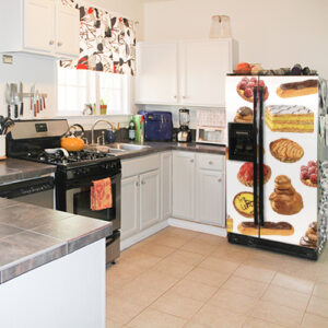 Sticker frigo américain patisseries dans une cuisine classique avec plan de travail en pierre