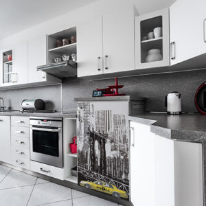 Sticker autocollant pour petit frigo New York dans une cuisine moderne