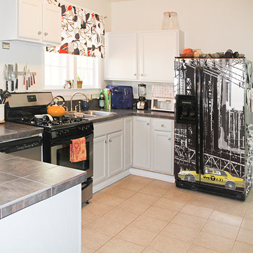 Sticker autocollant pour petit frigo New York dans une cuisine moderne