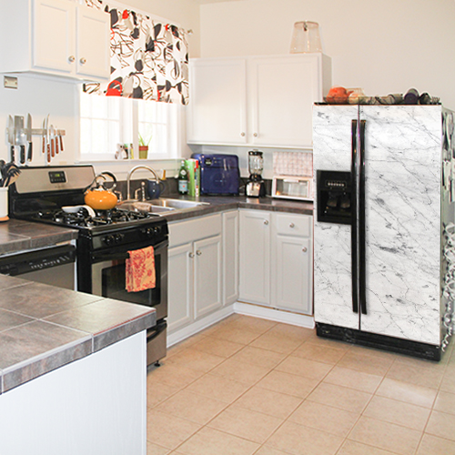 Sticker adhésif Marbre posé dans une cuisine sur un frigo dans une cuisine de maison chaleureuse
