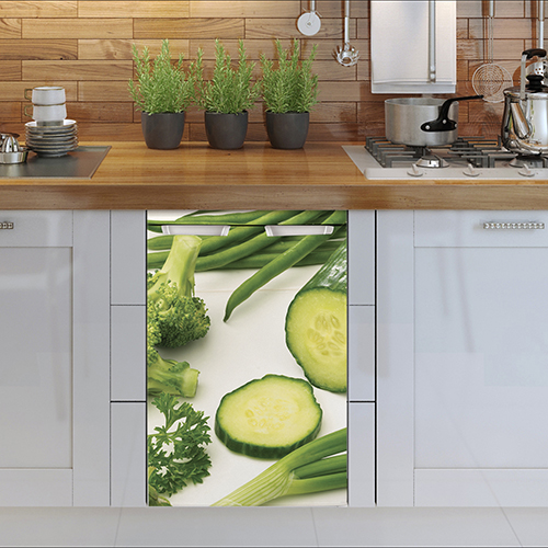 Sticker autocollant décoration légumes verts pour lave vaisselle ou cusine dans une cuisine en bois