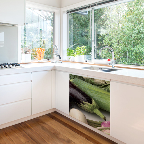 Sticker adhésif pour déco portes de placard légumes dans une cuisine blanche