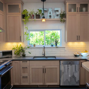 Autocollant décoration new-york pour lave vaisselle dans une cuisine en bois