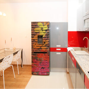 Sticker autocollant décoration frigo mur briques fleurs colorés dans une cuisine rouge