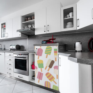 Petit frigo moderne décoré avec un sticker autocollant mosaique de sorbets