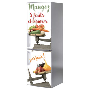 Grand frigo classique orné d'un sticker adhésif fruits et légumes