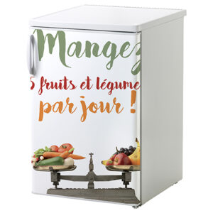 Sticker 5 fruits et légumes collé sur un petit frigo blanc