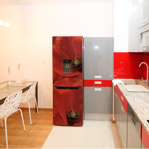 Grand frigo décoratif avec un sticker coquelicot rouge collé sur la porte