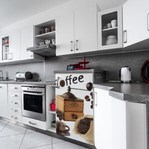 Cuisine moderne avec un petit frigo décoré par un sticker Grains de café