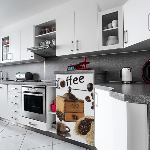 Cuisine moderne avec un petit frigo décoré par un sticker Grains de café