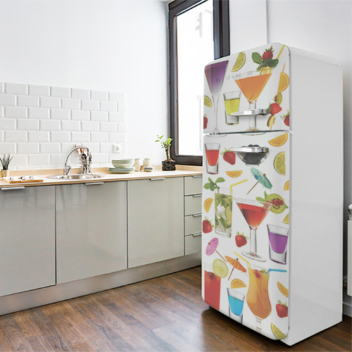 Grand frigo blanc orné d'une mosaïque de cocktails