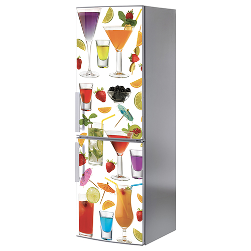 Décoration cocktail stickée sur un grand frigo classique