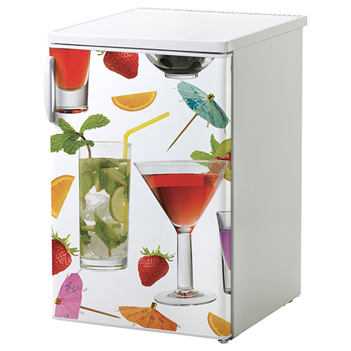 Petit frigo classique blanc orné d'un sticker décoratif cocktail