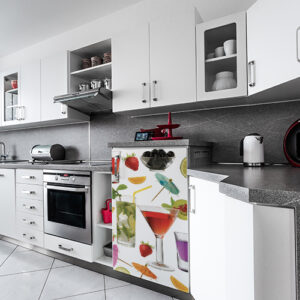 Cuisine moderne avec un sticker autocollant cocktail collé sur le frigo