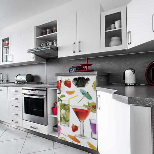 Cuisine moderne avec un sticker autocollant cocktail collé sur le frigo