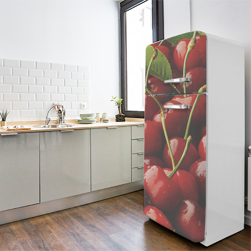 Grand frigo blanc orné d'un sticker autocollant cerises rouges