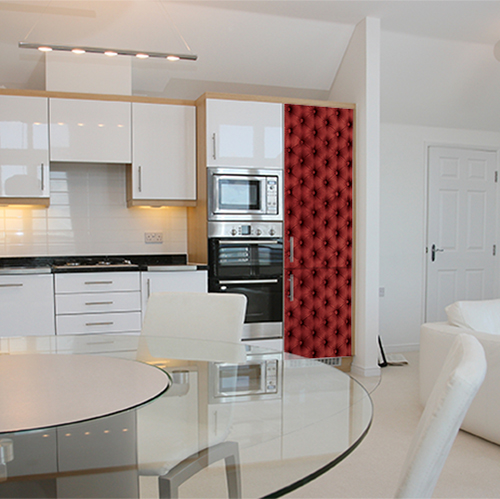 Grand frigo orné d'un sticker capiton rouge dans une cuisine moderne et spacieuse
