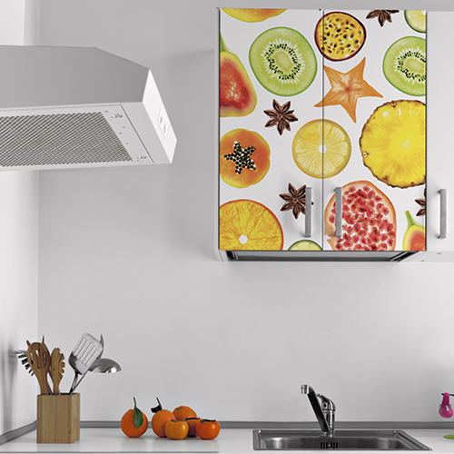 Cuisine classique blanche avec un sticker déco adhésif FRUITS EXOTIQUES