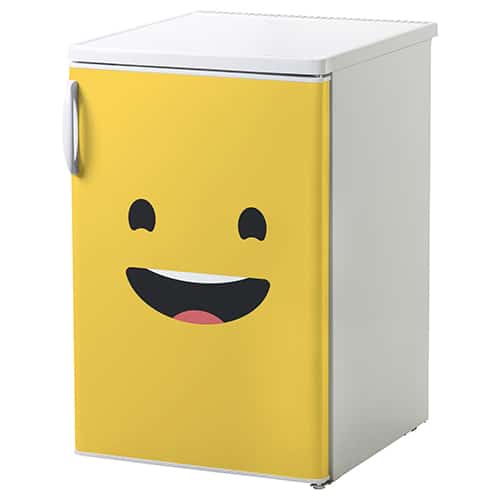 Sticker jaune Smiley Grand Sourire mis sur un frigo
