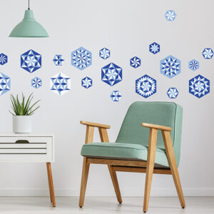 Exemple d'agencement des stickers "hexagones pliages bleus" sur mur de salon