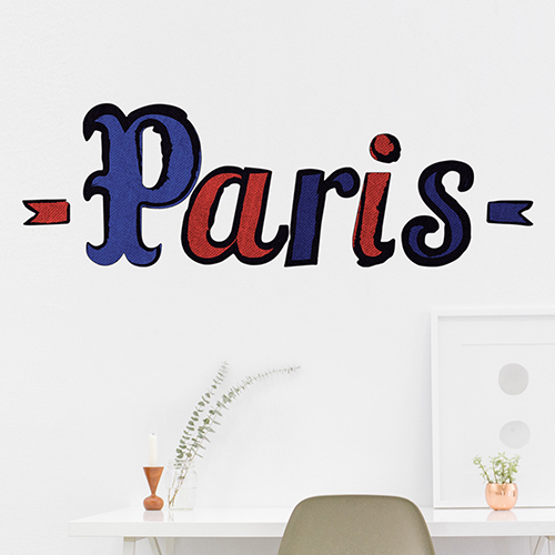 Contremarches classiques ornées de multiples stickers autocollants décoratifs motifs cartes postales venant de Paris