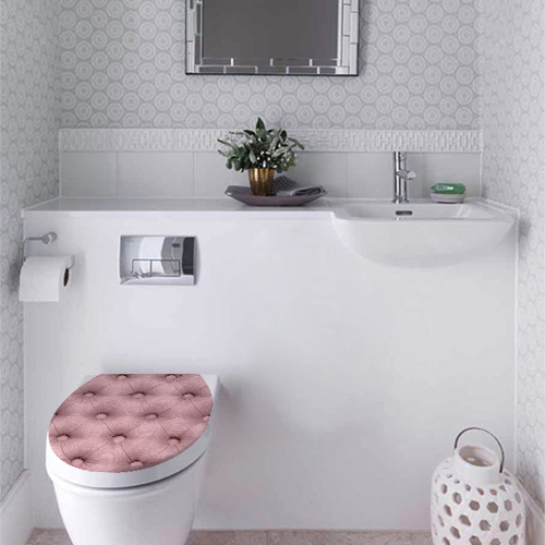 Salle de WC avec des toilettes décorés avec un sticker capiton clair
