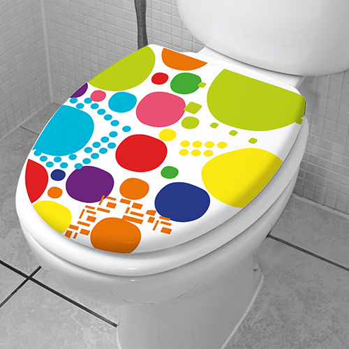 Sticker multicolore collé sur les toilettes blanches