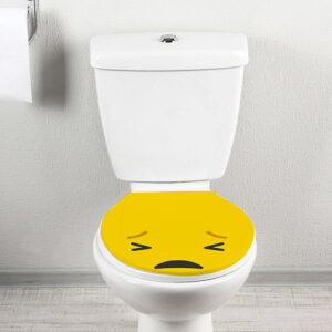 Toilette classique ornée d'un sticker Smiley pas content jaune
