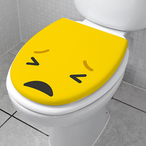 Salle de bain avec un WC orné d'un sticker Smiley pas content jaune