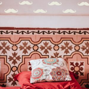 frise de stickers autocollant moustaches blanches dans intérieur oriental carreaux de ciment rouge.