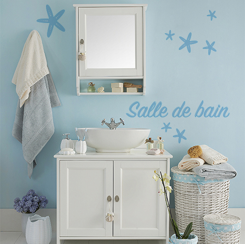 Décoration d'une salle de bain avec lettres adhésives déco bleu canards, meuble double vasque en bois et paniers en osiers