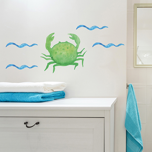 Sticker crabe collé au mur au dessus d'un meuble de salle de bain