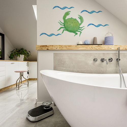 Sticker crabe collé au mur d'une salle de bain moderne et lumineuse