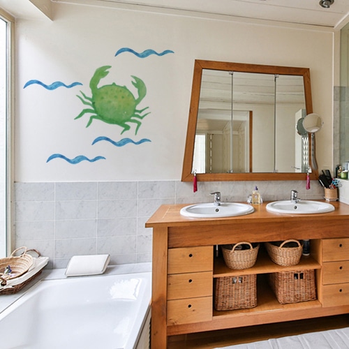 Décoration de salle de bain ambiance marine avec crabe vert et vagues bleu à l'aquarelle