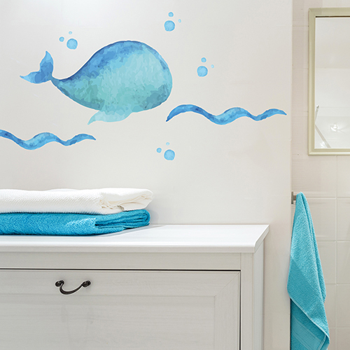 sticker décoratif baleine bleue collé au dessus d'un meuble de salle de bain