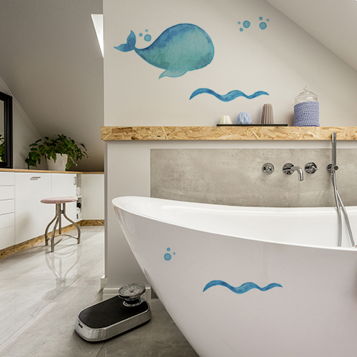 sticker baleine bleue collé sur les murs d'une salle de bain lumineuse pour la déco