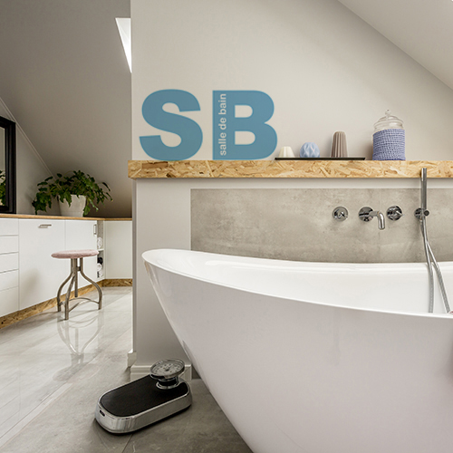 sticker SB qui décore le mur d'une salle de bain moderne