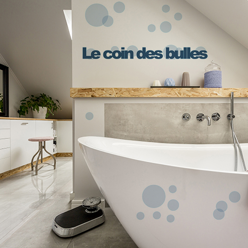 sticker le coin des bulles collé sur le mur d'une salle de bain lumineuse