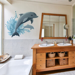 sticker dauphin qui saute déco sur mur de salle de bain avec meuble en osier