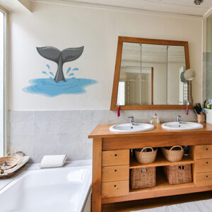 sticker queue de dauphin déco murale dans salle de bain spacieuse