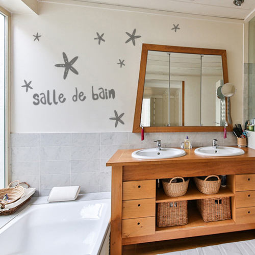 sticker petit motif feuille collé sur la porte de douche d'une petite salle de bain