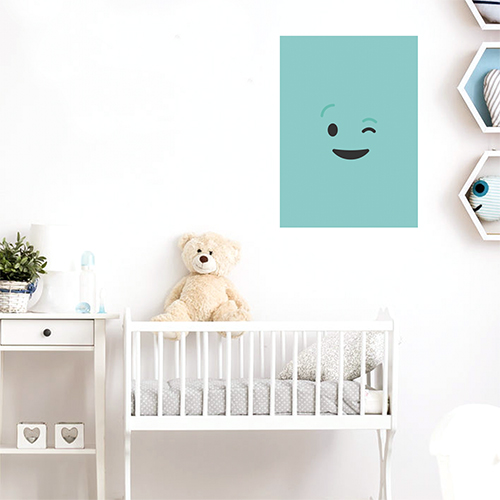 sticker smiley clin d'oeil au mur d'une chambre d'enfant