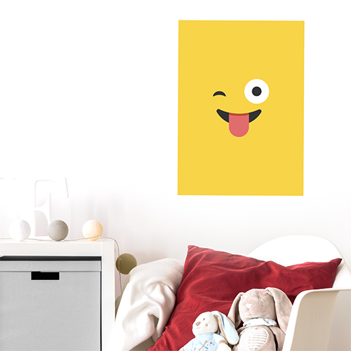 sticker smiley jaune tire la langue au mur d'un coin repos