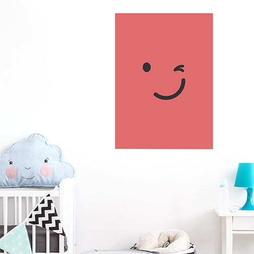 sticker smiley clin d'oeil rouge au mur d'une chambre d'enfant